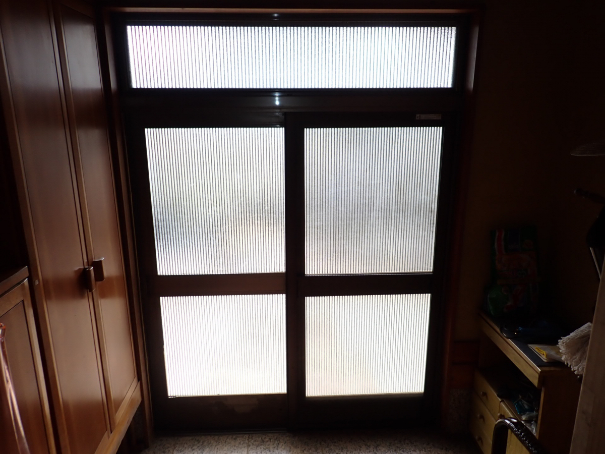 十倉トーヨー住器の玄関引戸のリフォームの施工前の写真2