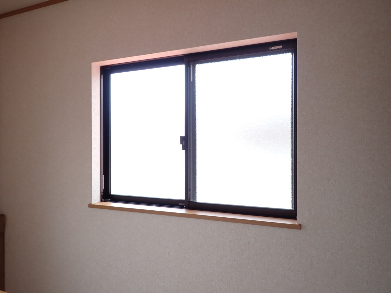 十倉トーヨー住器の内窓インプラスで窓の断熱の施工前の写真2