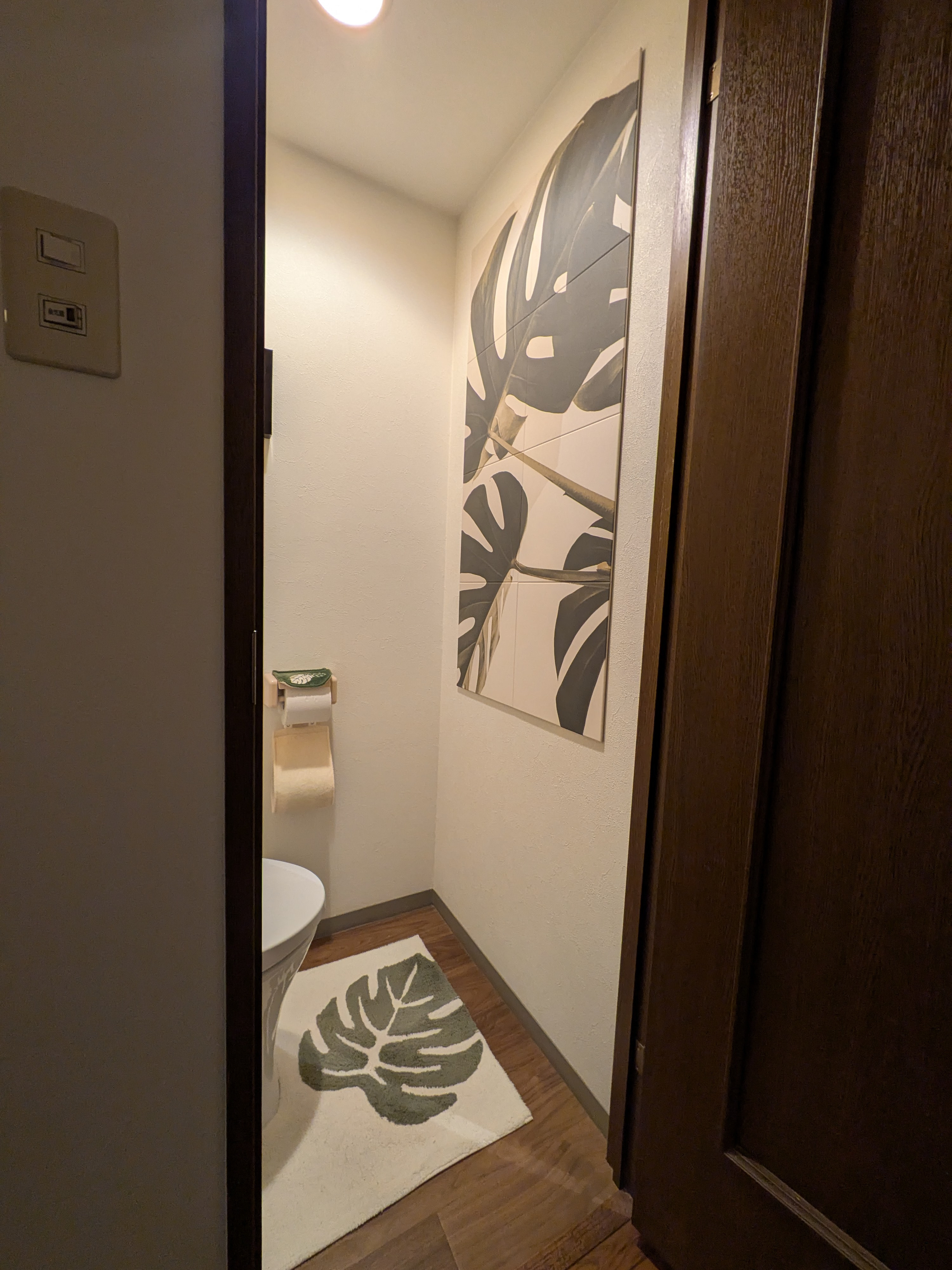 十倉トーヨー住器の空気を整える壁材～エコカラット セルフでトイレを快適空間にの施工後の写真1