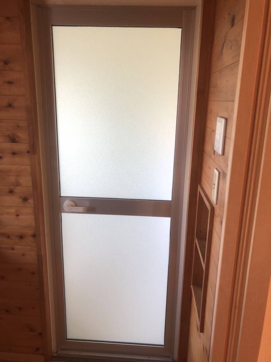 十倉トーヨー住器の浴室ドアを交換しました！（中折ドア→片開きドア）の施工後の写真1