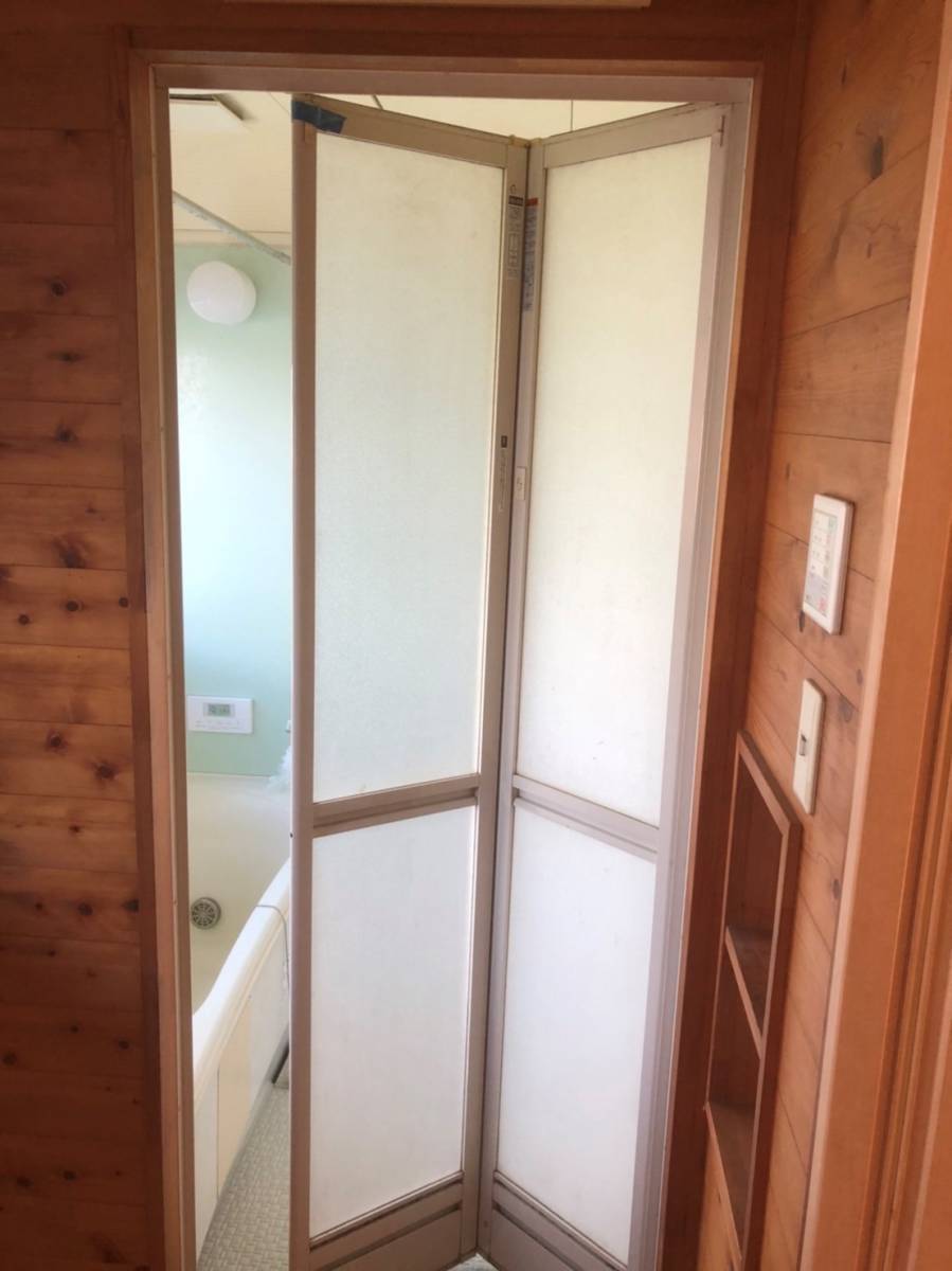 十倉トーヨー住器の浴室ドアを交換しました！（中折ドア→片開きドア）の施工前の写真1