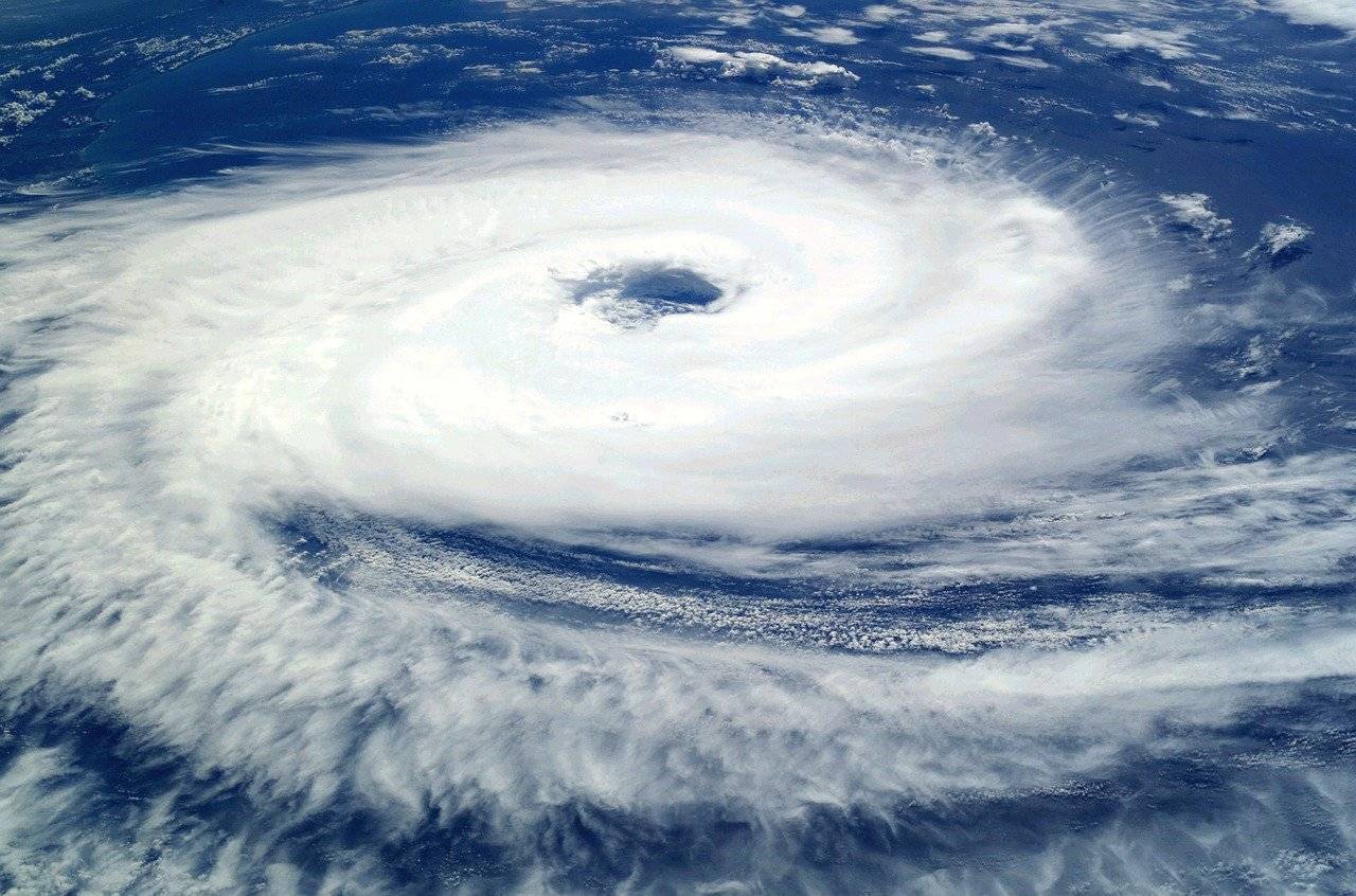 台風で窓ガラスが割れる原因・対策方法を解説 メット 住まいのアップデートのブログ 写真1