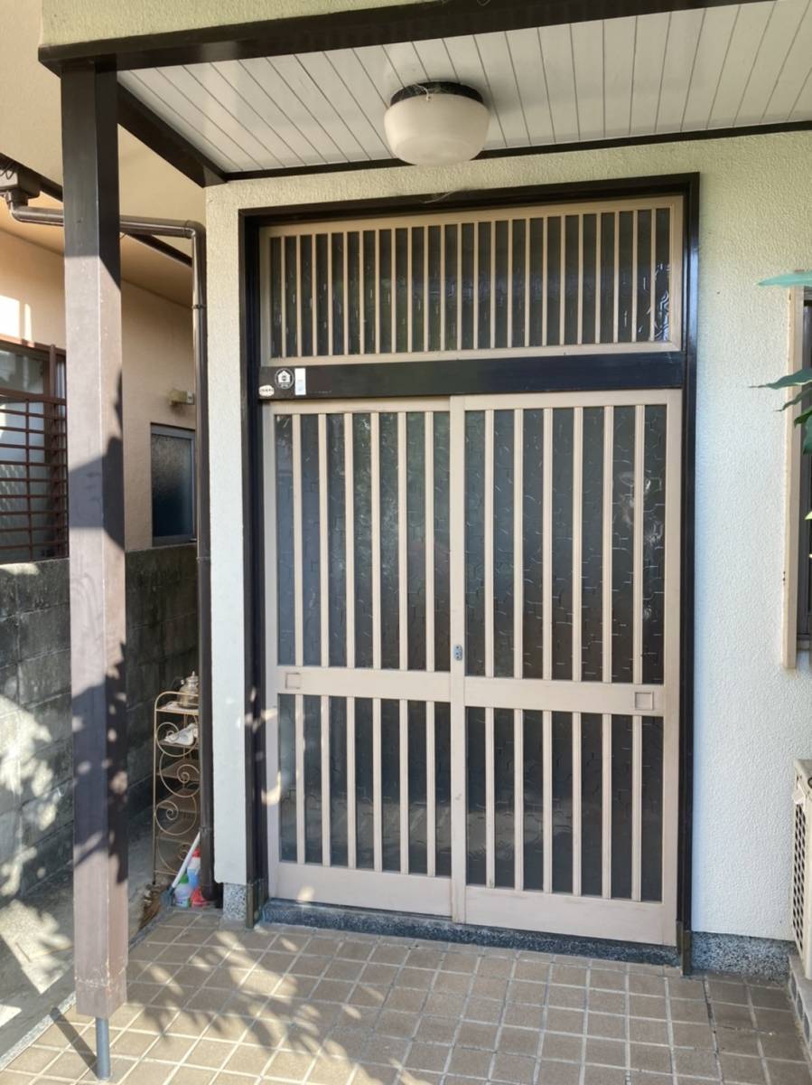 メット 住まいのアップデートの【玄関】引戸からドアへの施工前の写真1