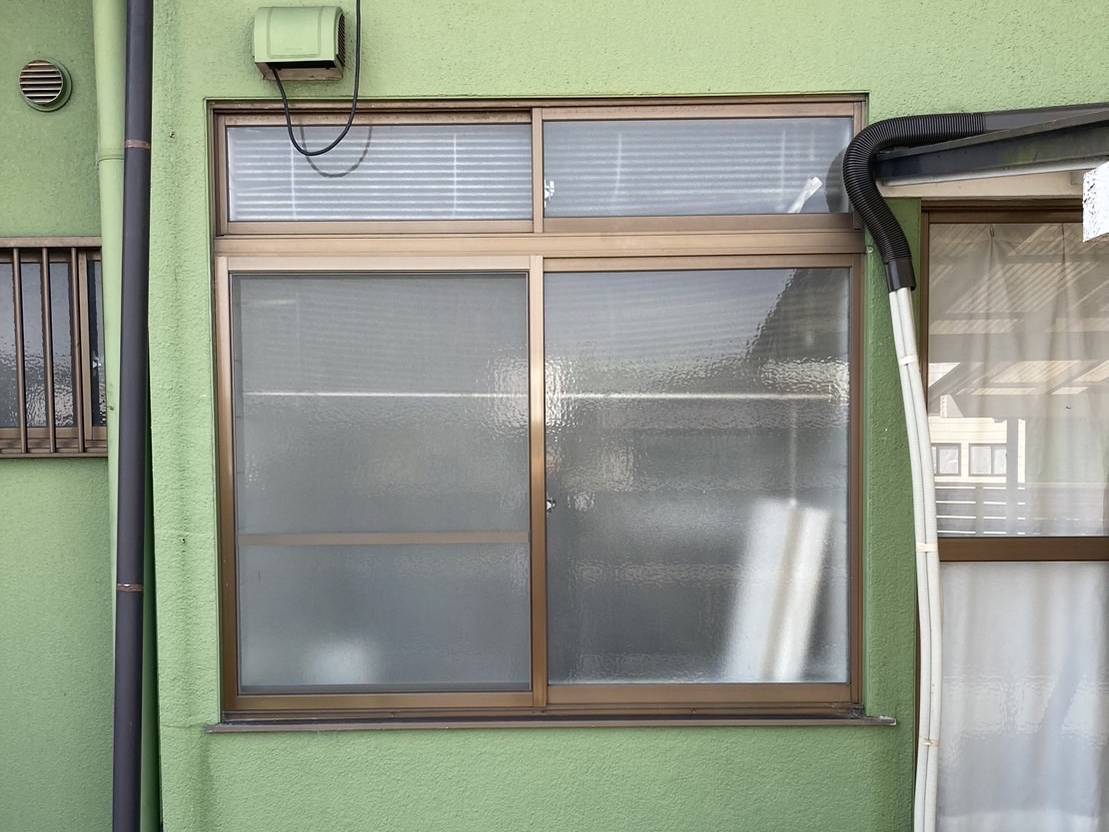 セイナントーヨー住器の窓に目隠し対策‼！目隠しルーバー取付工事の施工前の写真1