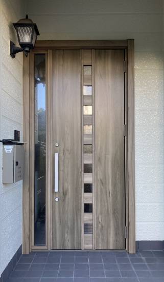 セイナントーヨー住器の玄関リフォーム　玄関ドア交換施工事例写真1