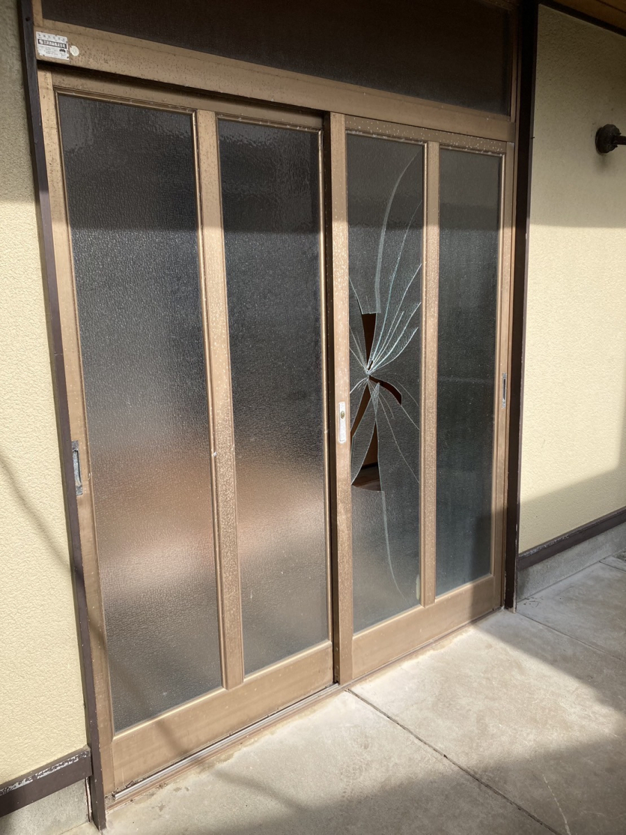 セイナントーヨー住器の玄関ガラス修理の施工前の写真1