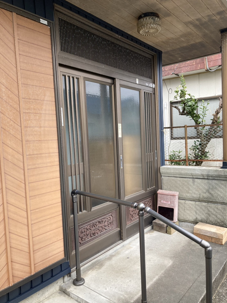 セイナントーヨー住器の玄関引戸リフォームの施工前の写真2