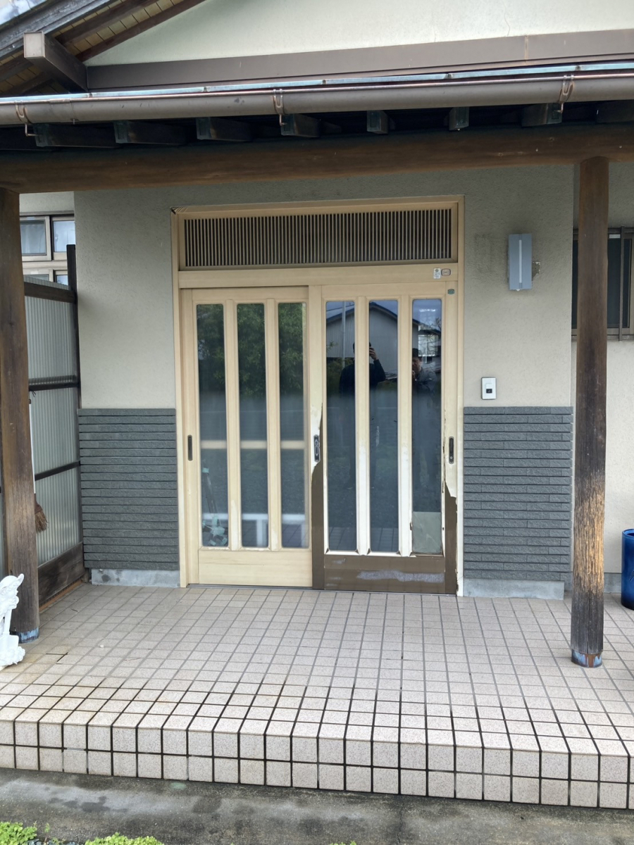 セイナントーヨー住器のリシェント玄関引戸の施工前の写真1