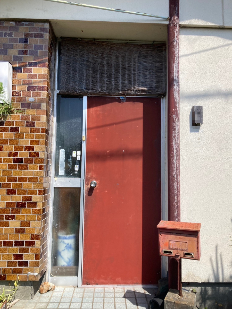 セイナントーヨー住器のリシェント玄関ドアの施工前の写真1