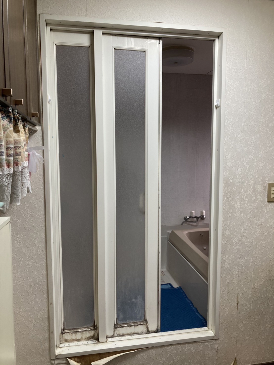 セイナントーヨー住器の浴室ドア交換工事の施工前の写真1