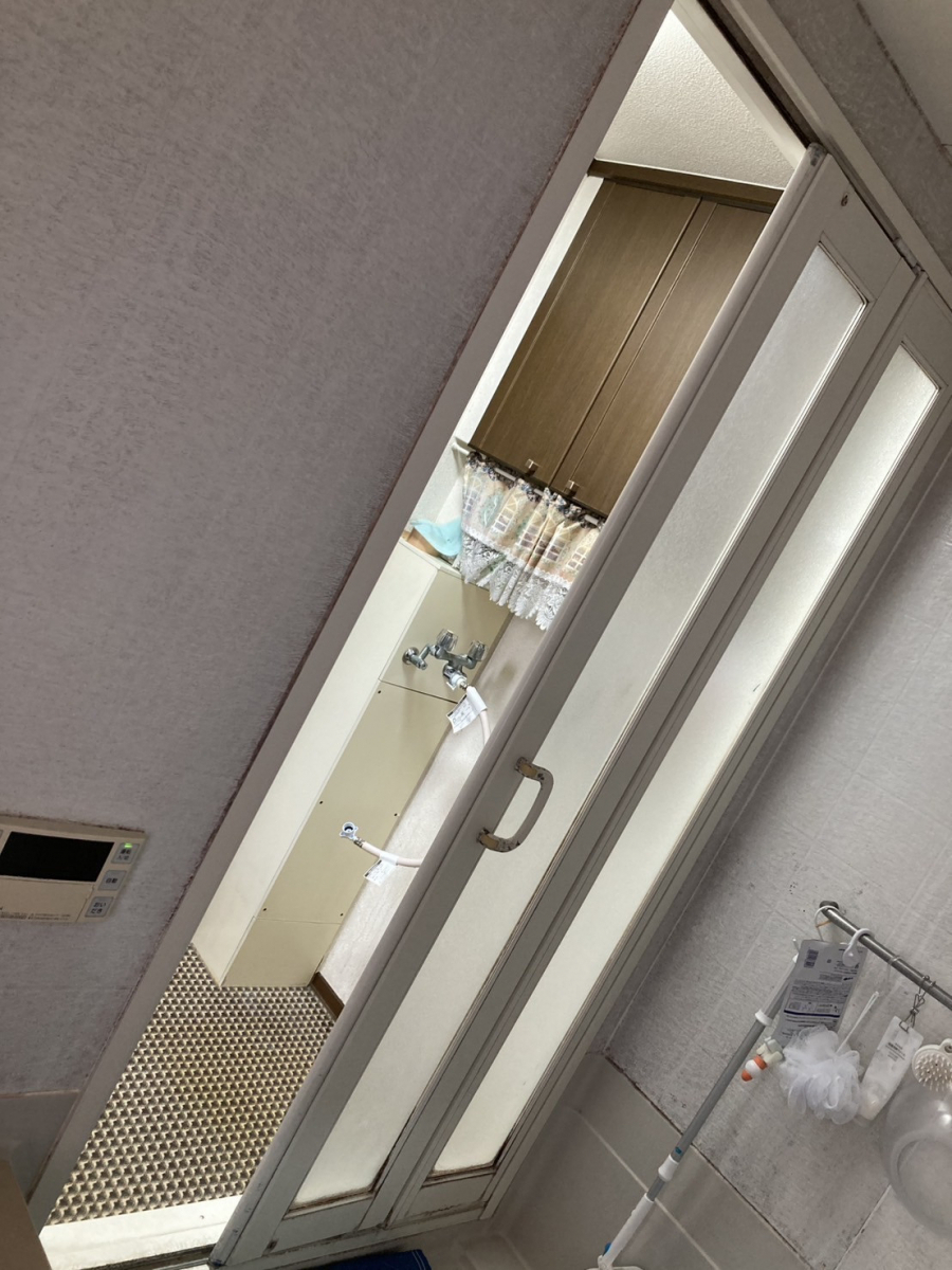 セイナントーヨー住器の浴室ドア交換工事の施工前の写真2