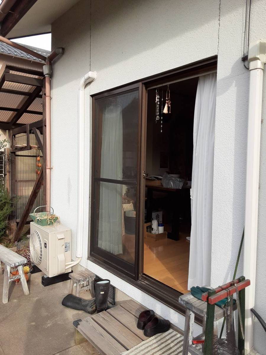 弓浜建材の古い窓をリフォームで取替！気になるすきま風も解決！！の施工前の写真1