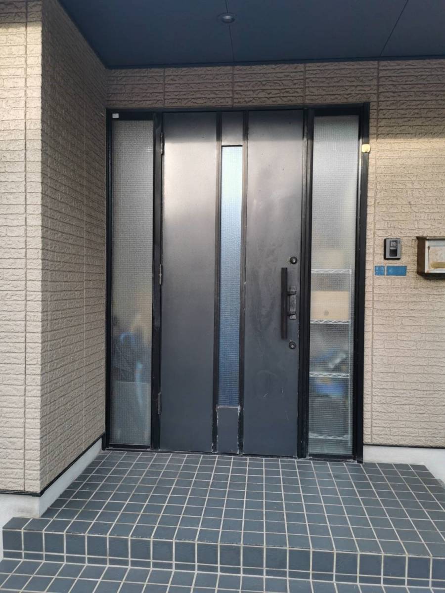 弓浜建材の米子市玄関リフォーム施工事例　リシェント玄関ドアの施工前の写真1