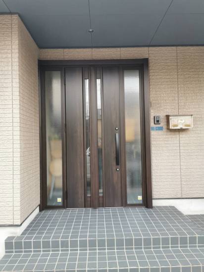 弓浜建材の米子市玄関リフォーム施工事例　リシェント玄関ドア施工事例写真1