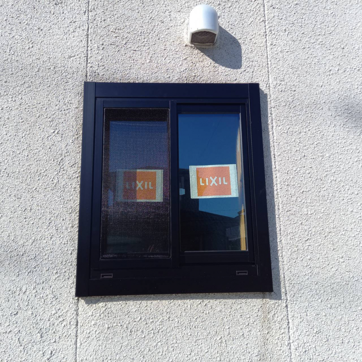 弓浜建材の米子市窓リフォーム施工事例　取替窓「リプラス」の施工後の写真1