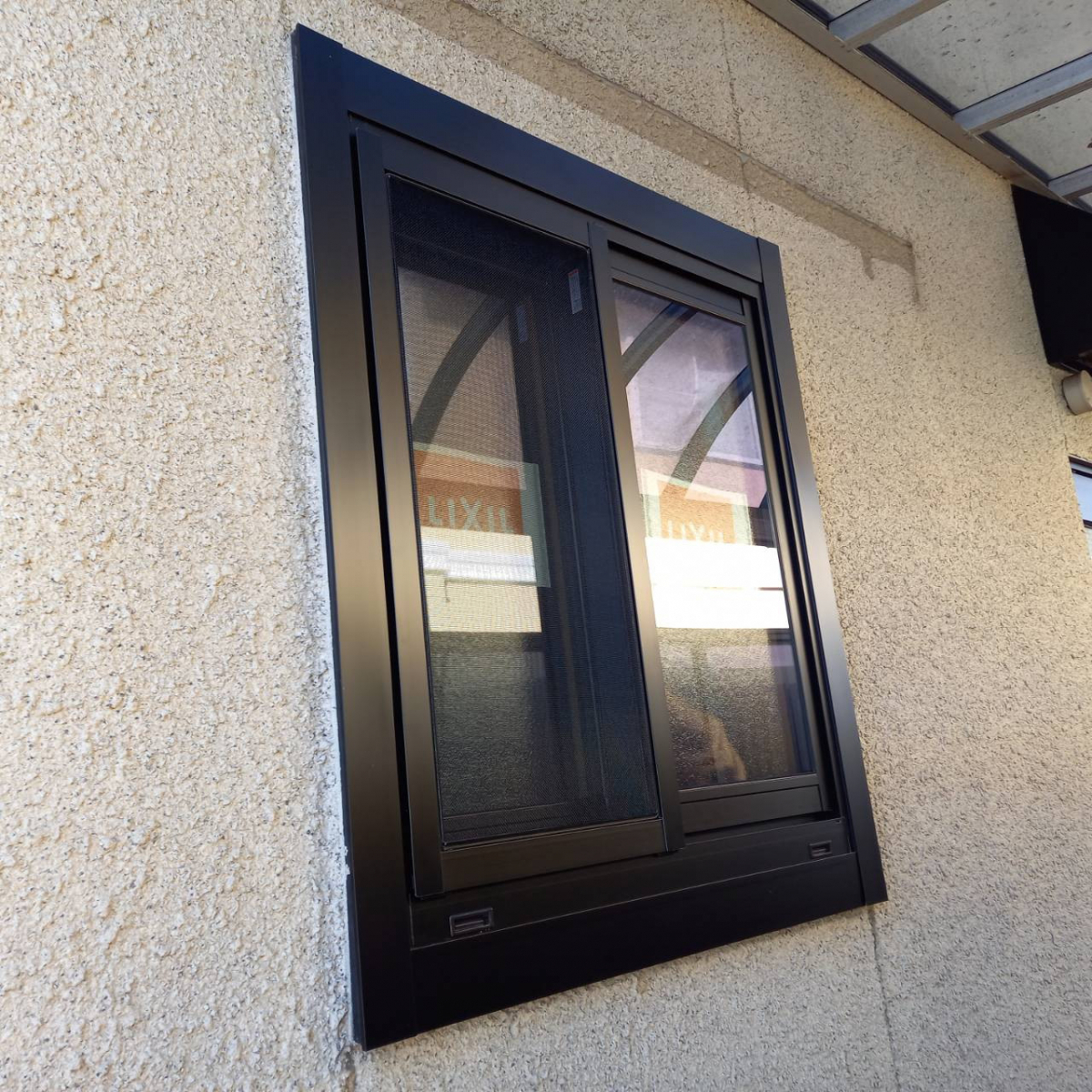 弓浜建材の米子市窓リフォーム施工事例　取替窓「リプラス」の施工後の写真2