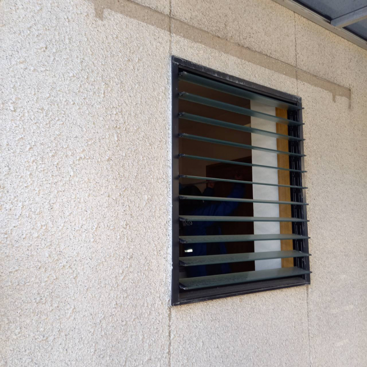 弓浜建材の米子市窓リフォーム施工事例　取替窓「リプラス」の施工前の写真1