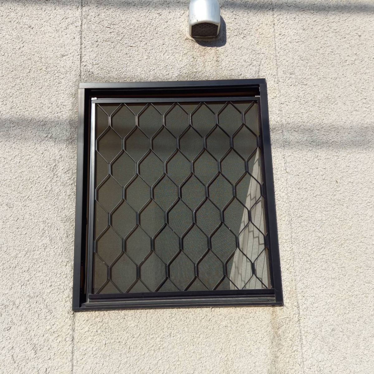 弓浜建材の米子市窓リフォーム施工事例　取替窓「リプラス」の施工前の写真2