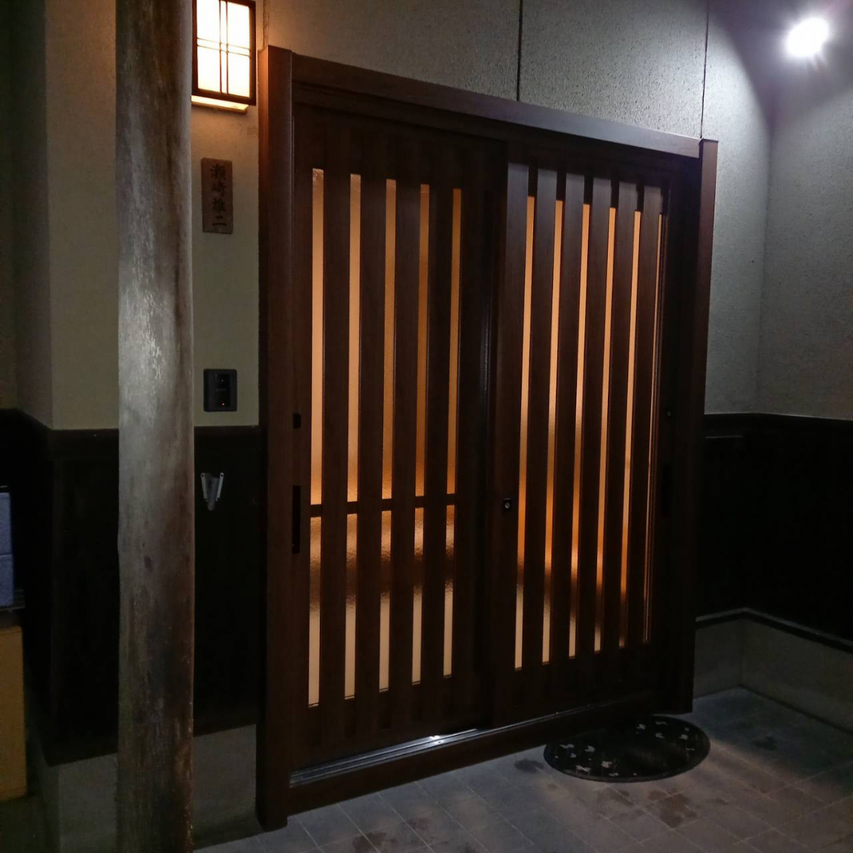 弓浜建材の米子市玄関リフォーム施工事例　リシェント玄関引戸の施工後の写真1