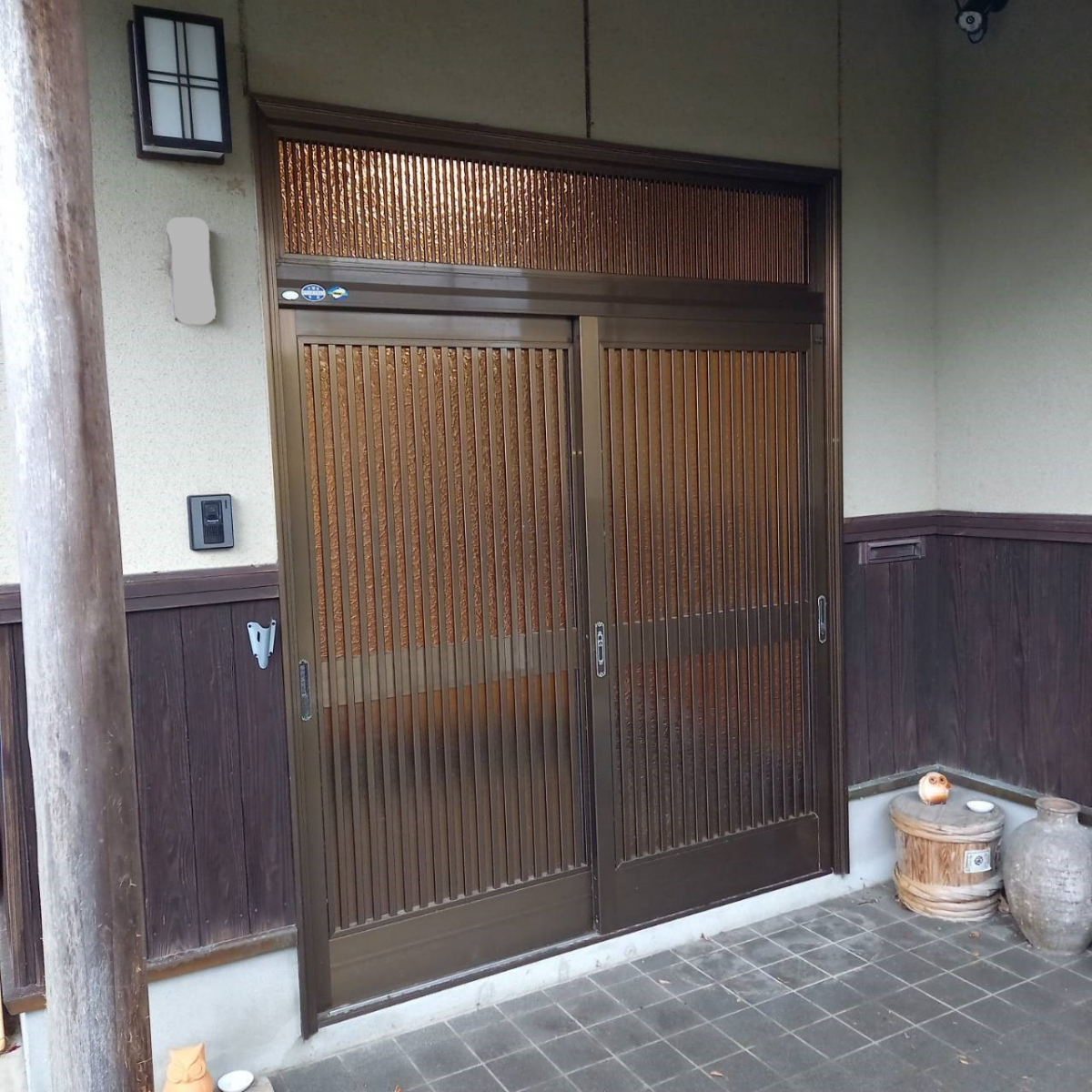 弓浜建材の米子市玄関リフォーム施工事例　リシェント玄関引戸の施工前の写真1