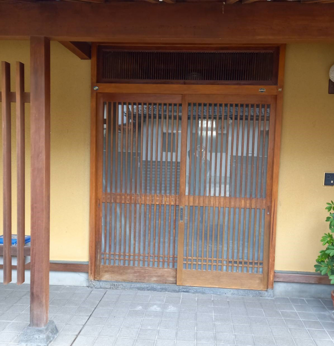 弓浜建材の米子市玄関引戸リフォーム「リシェント玄関引戸」の施工前の写真1