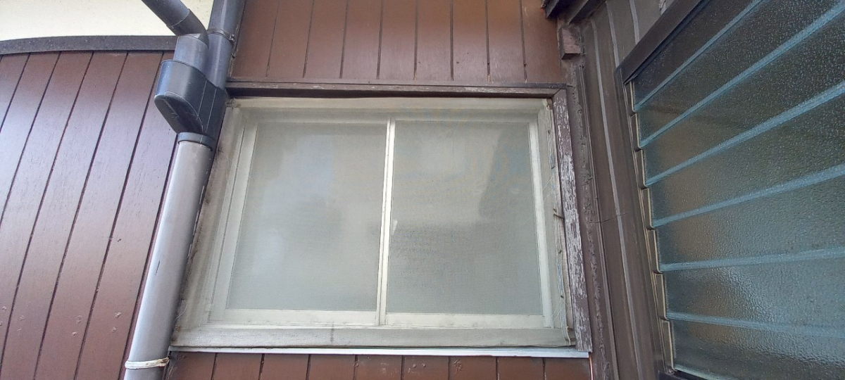 弓浜建材の簡単マドリフォーム!リプラスの施工前の写真1