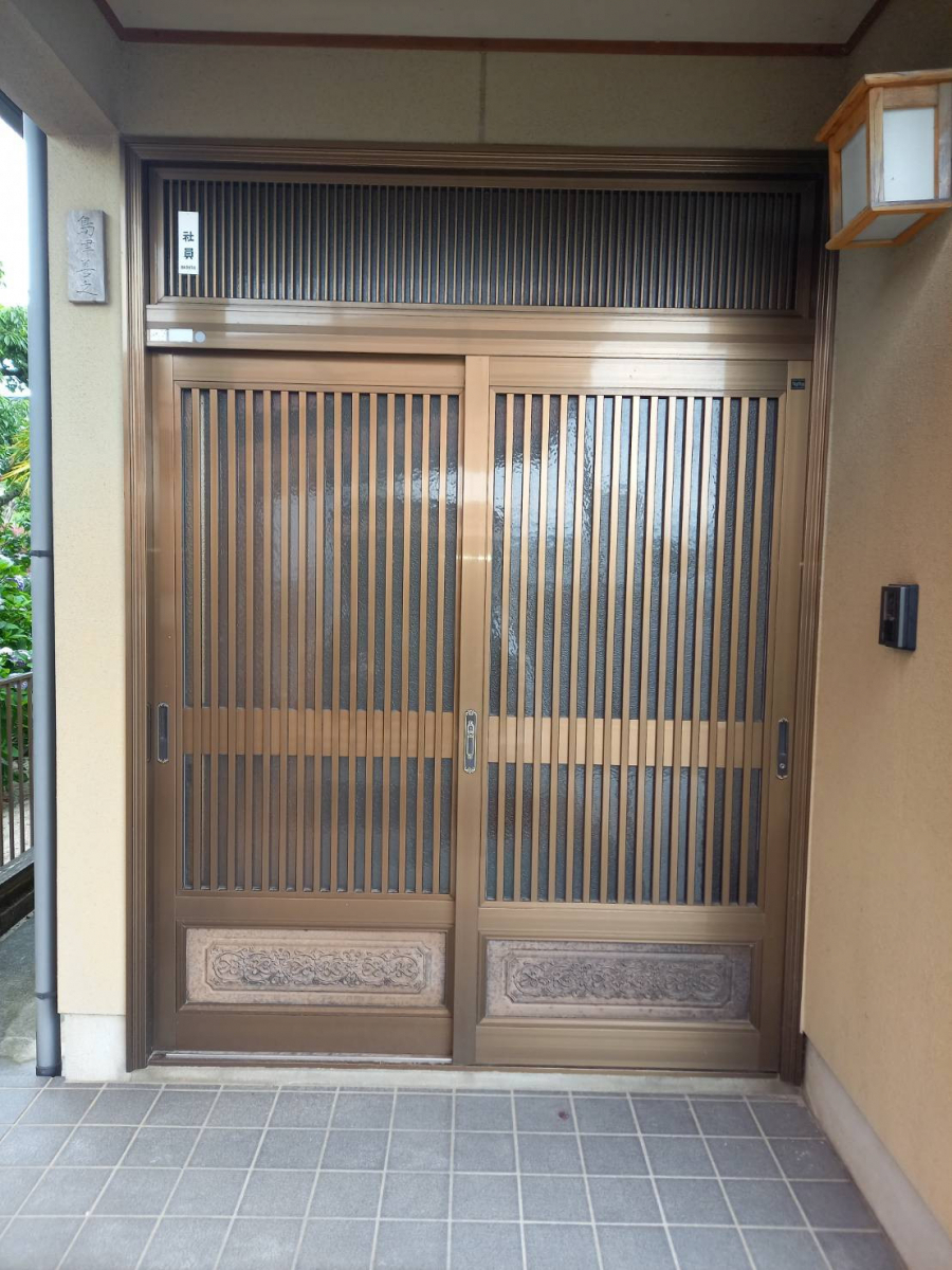 弓浜建材の新しい玄関で毎日をもっと心地よく玄関リフォーム工事の施工前の写真1