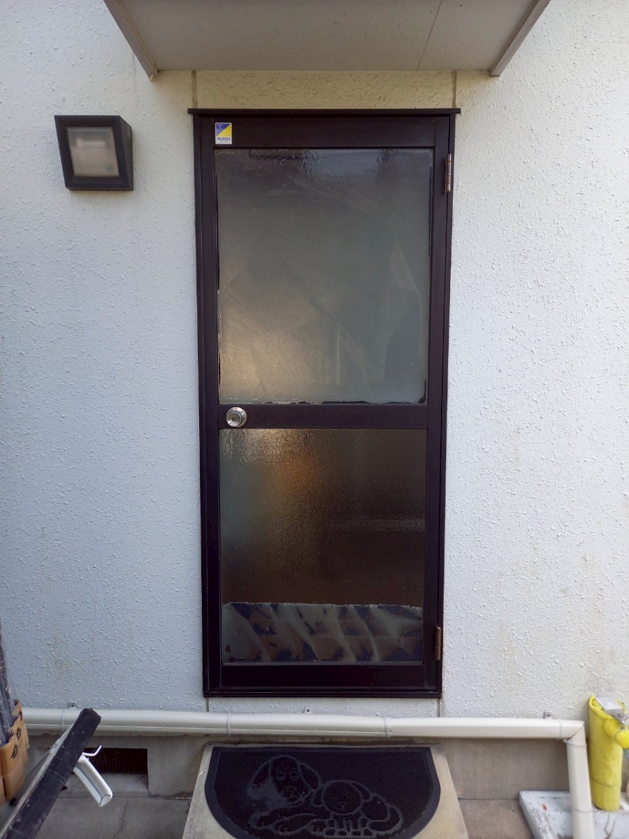 弓浜建材の毎日をもっと心地よく勝手口リフォーム工事の施工前の写真1