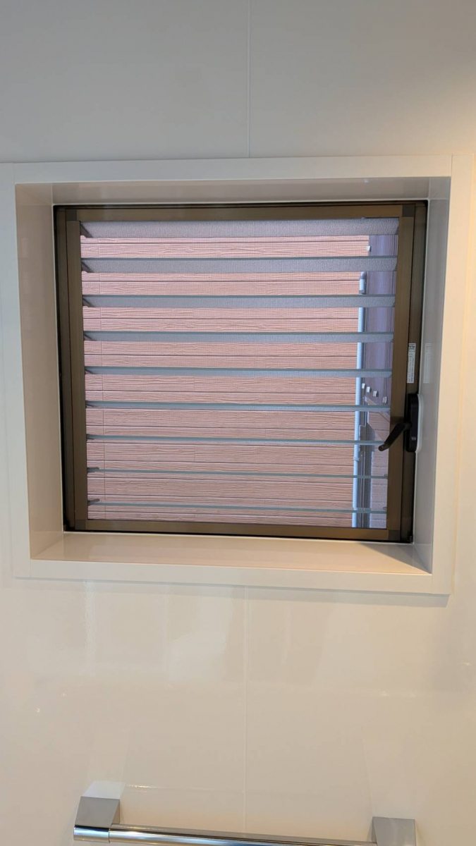 弓浜建材のガラスルーバー窓の隙間を、内窓でシャットアウト！！寒かった浴室が快適になりますの施工前の写真1