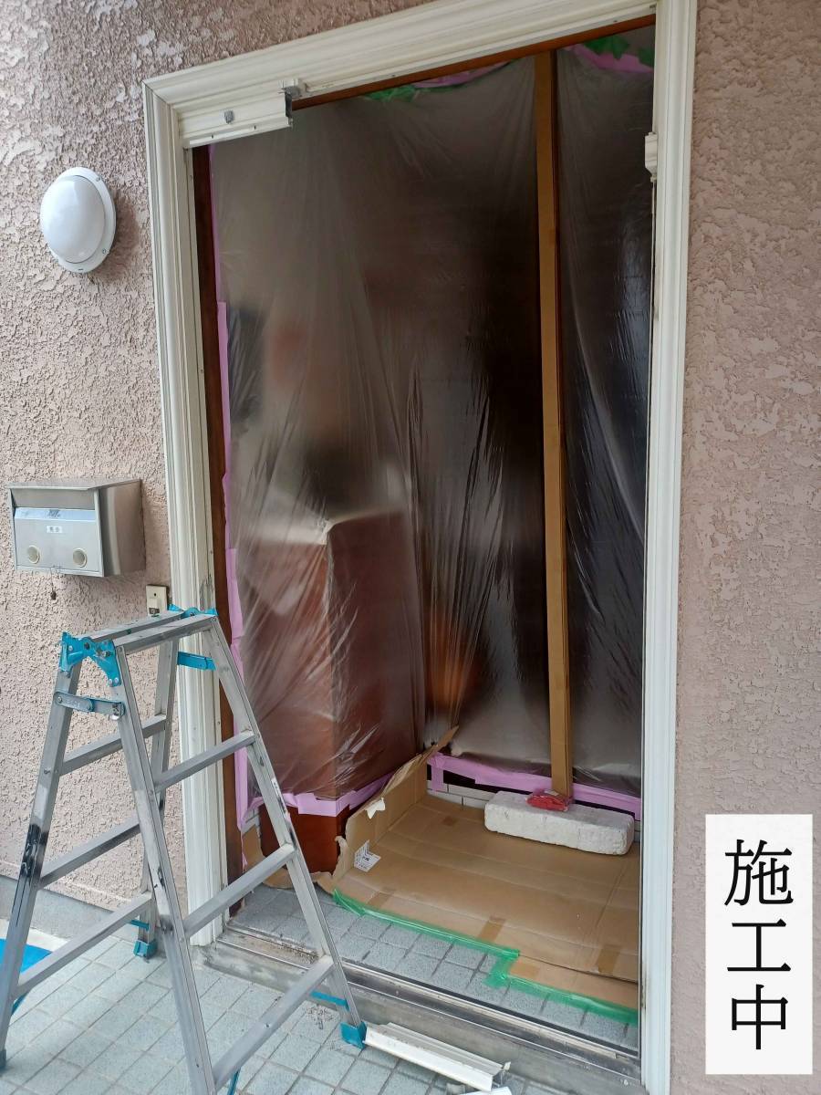 永光トーヨー住器の玄関ドア交換工事の施工前の写真2
