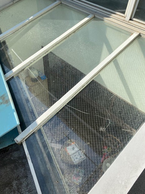 永光トーヨー住器の気仙沼市　天井ガラス入れ替えの施工前の写真1