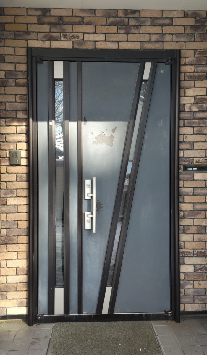 永光トーヨー住器の気仙沼市　玄関ドア塗り替えの施工前の写真1
