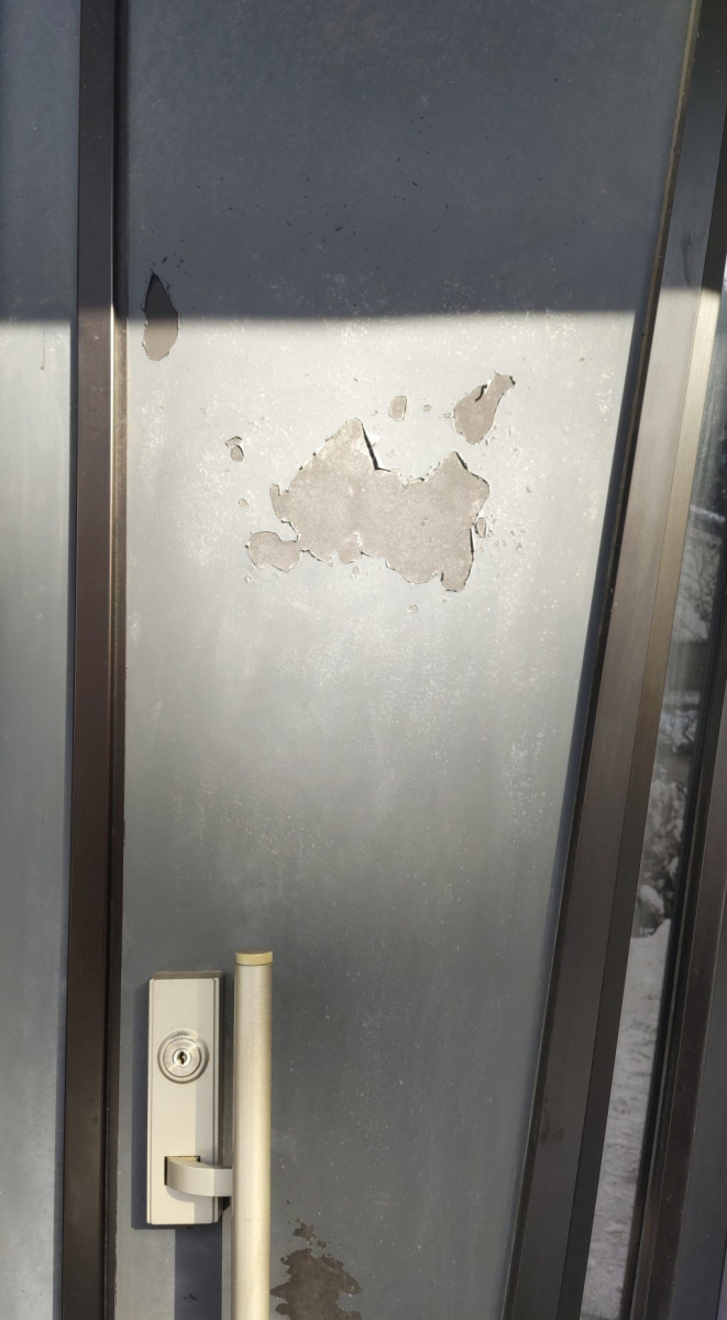永光トーヨー住器の気仙沼市　玄関ドア塗り替えの施工前の写真2
