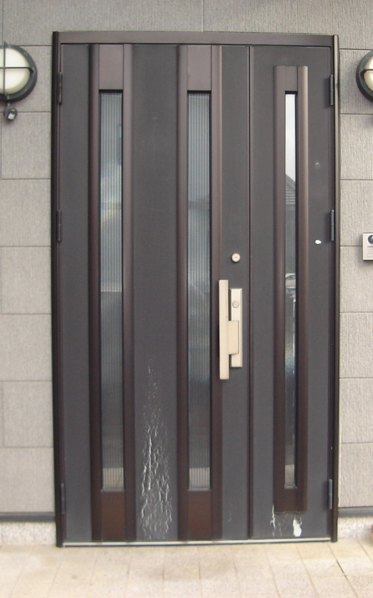永光トーヨー住器の気仙沼市　玄関ドアフィルム貼りの施工前の写真1