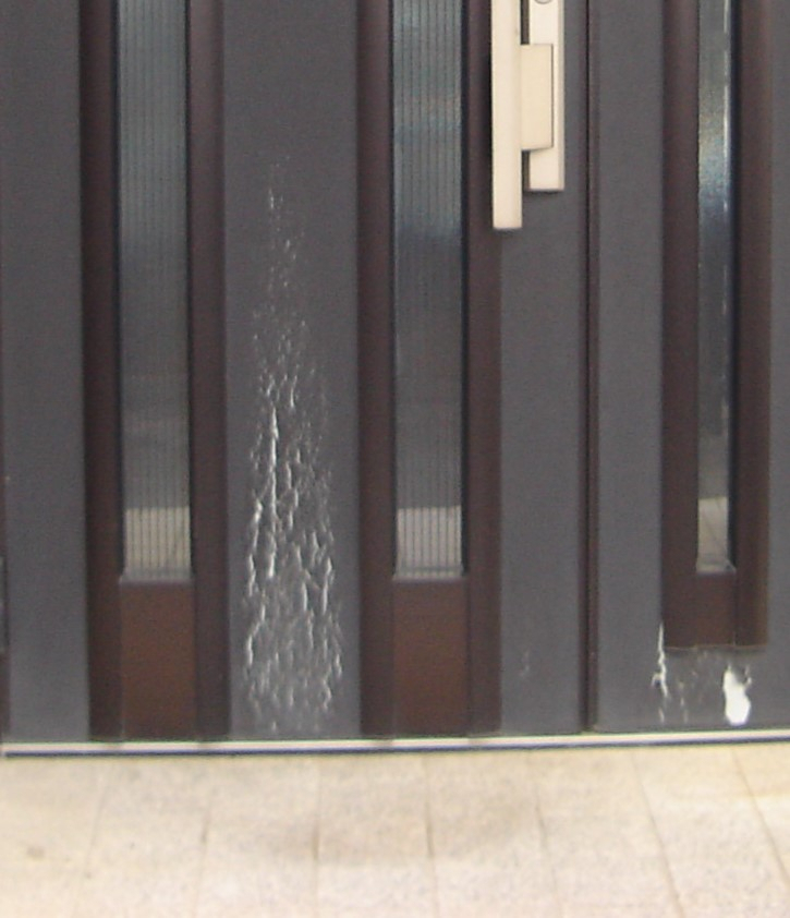永光トーヨー住器の気仙沼市　玄関ドアフィルム貼りの施工前の写真2