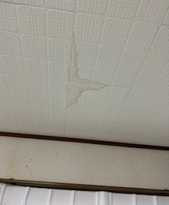 永光トーヨー住器の気仙沼市　天井の雨漏り跡　塗装の施工前の写真1