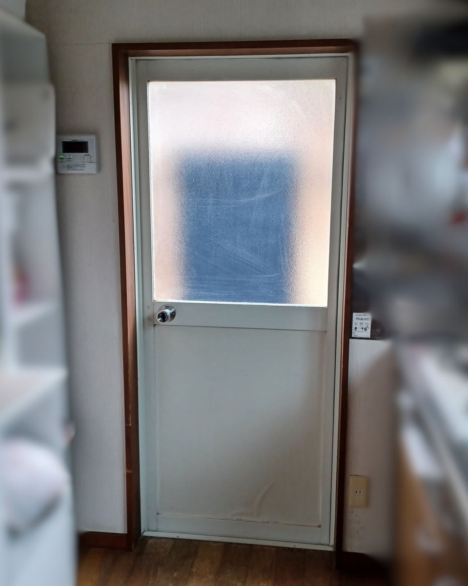永光トーヨー住器の気仙沼市 勝手口ドア交換の施工前の写真1
