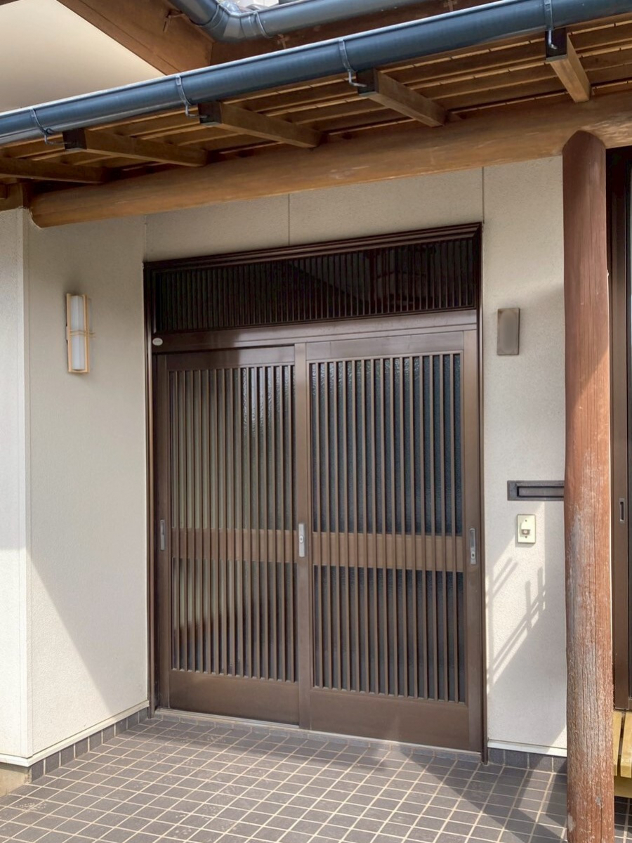 永光トーヨー住器の【気仙沼市】最短1日で完了!1年中快適な玄関引戸に交換しました。の施工前の写真1
