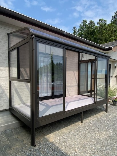 永光トーヨー住器の【気仙沼市】雨の日でも洗濯物を干せる!テラス囲いを設置しました。の施工後の写真3