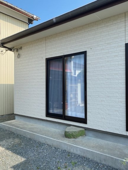 永光トーヨー住器の【気仙沼市】雨の日でも洗濯物を干せる!テラス囲いを設置しました。の施工前の写真2