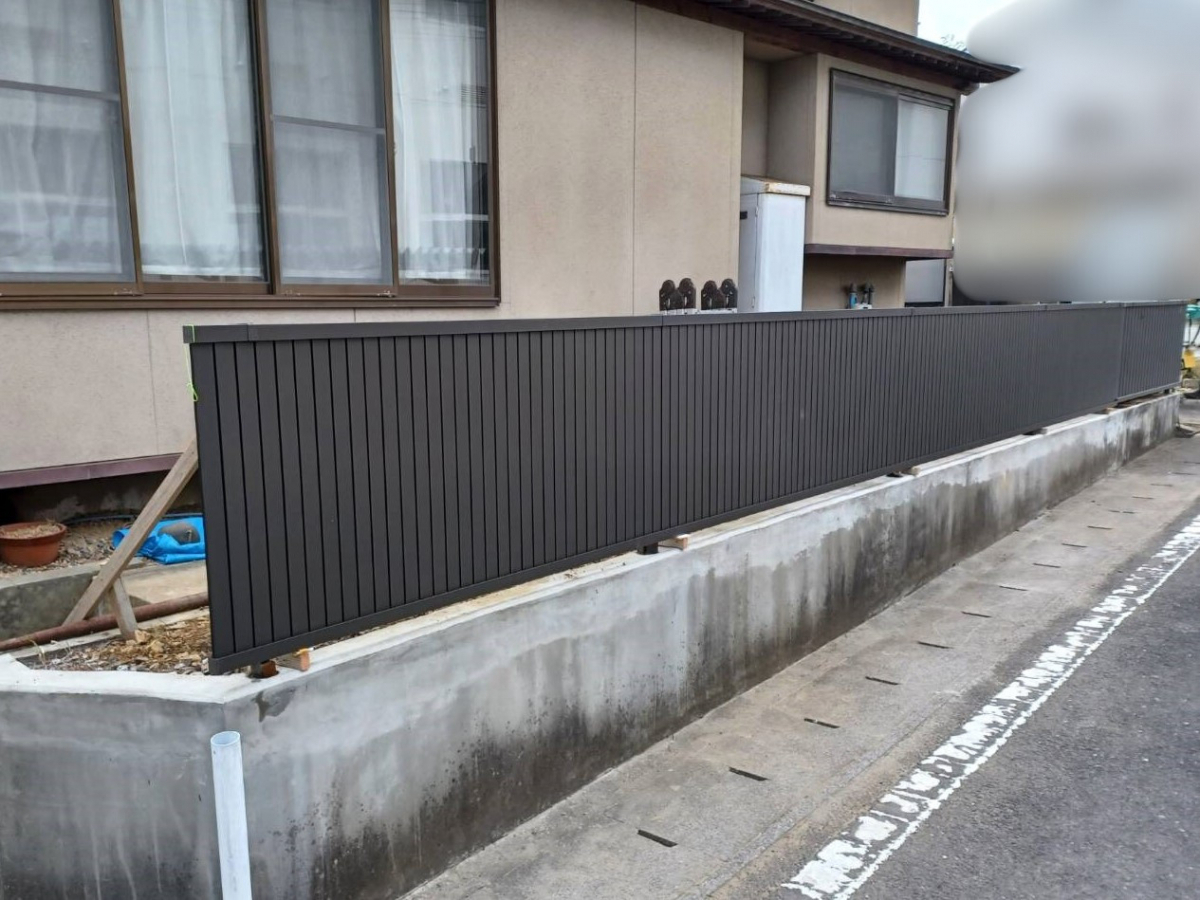 永光トーヨー住器の【気仙沼市】おしゃれにプライバシーを守れる!フェンスを設置しました。の施工後の写真1