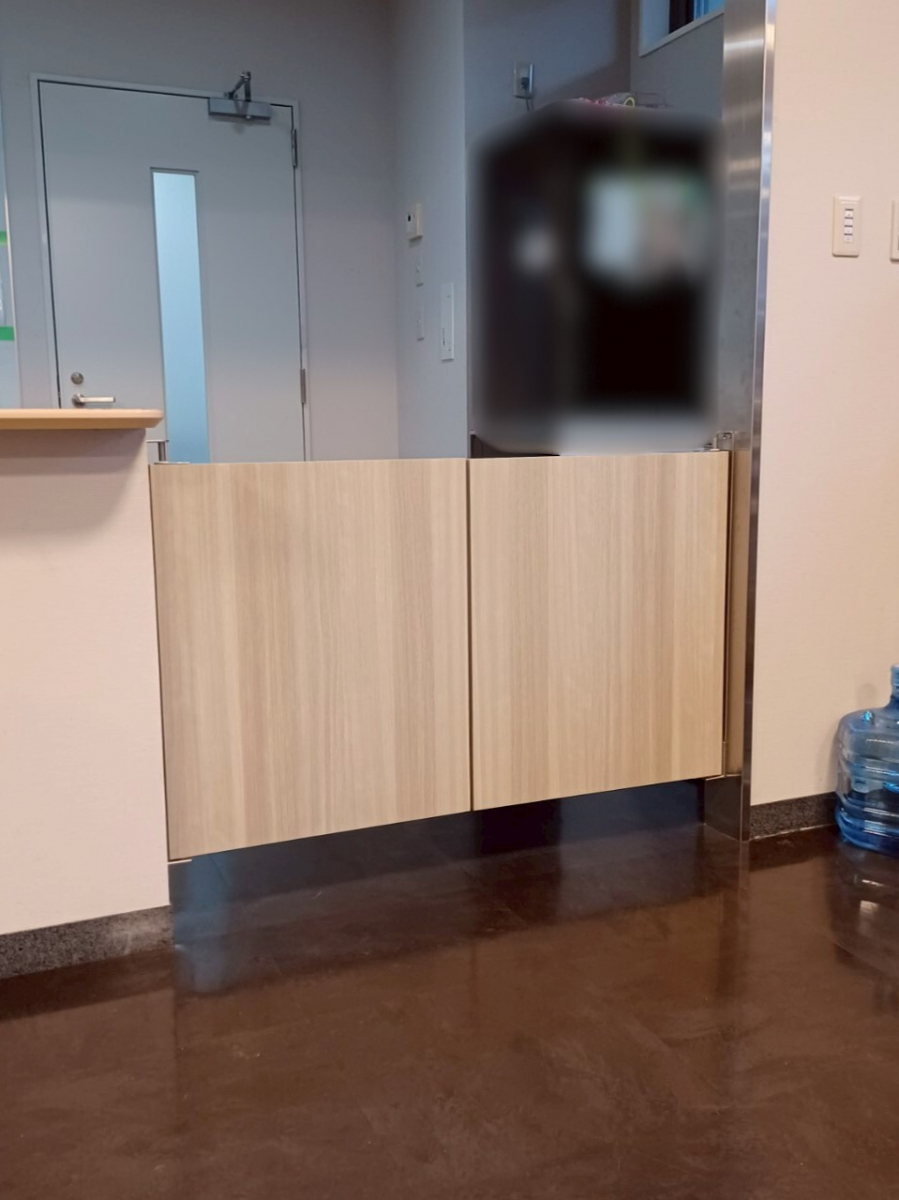 永光トーヨー住器の【気仙沼市】おしゃれに空間を仕切る！スイングドアを設置しました。の施工後の写真1