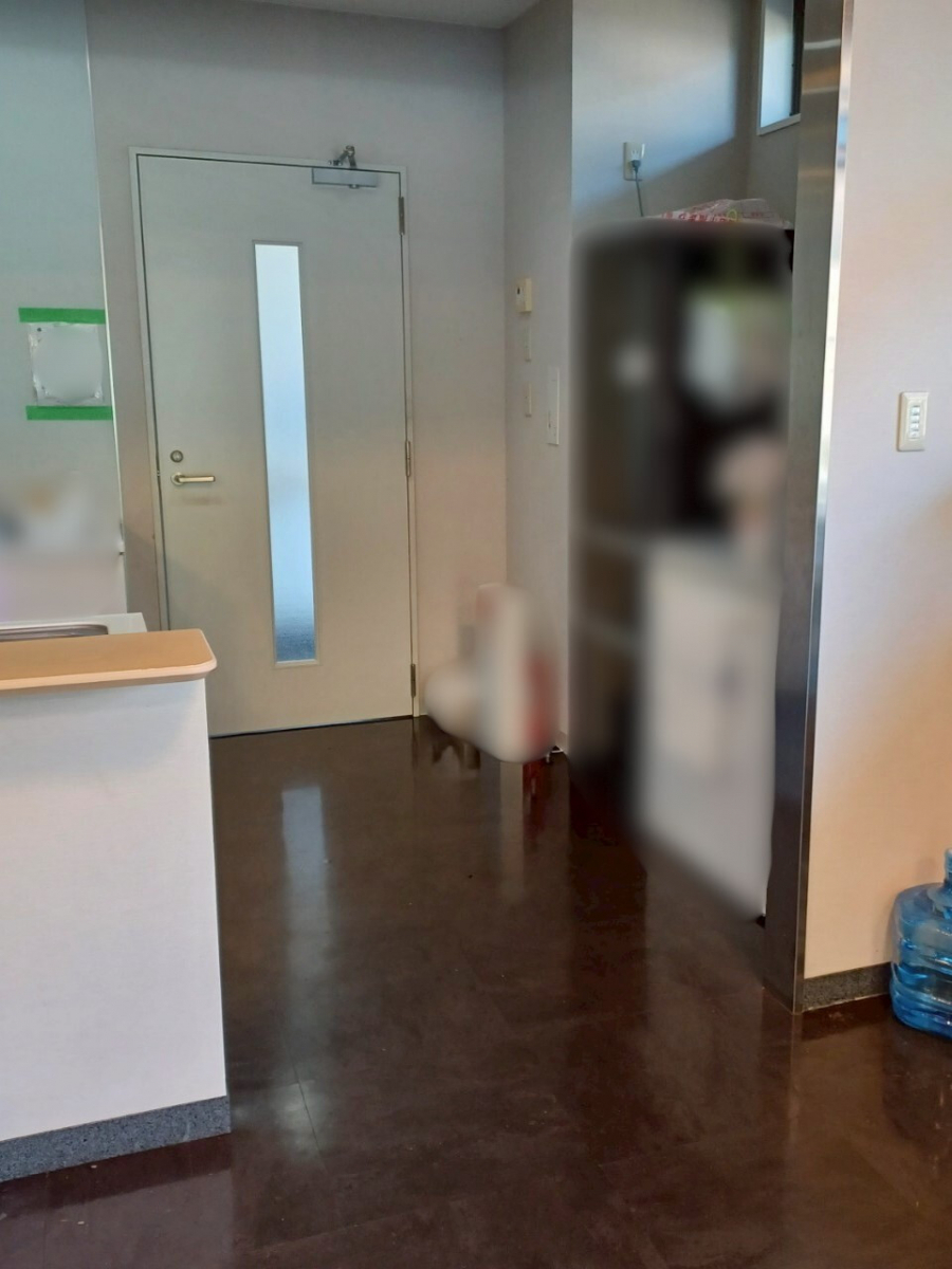 永光トーヨー住器の【気仙沼市】おしゃれに空間を仕切る！スイングドアを設置しました。の施工前の写真1