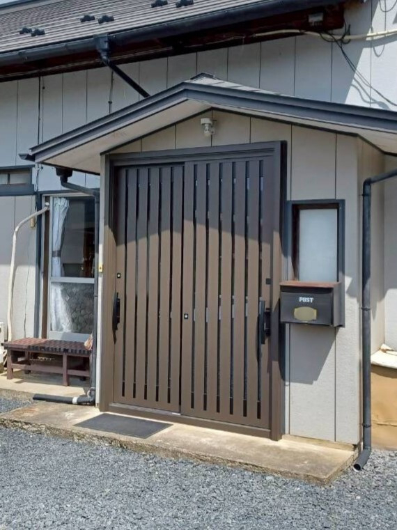 永光トーヨー住器の【気仙沼市】ピカピカの玄関へ！断熱性能の高い玄関引戸に交換しました。の施工後の写真1