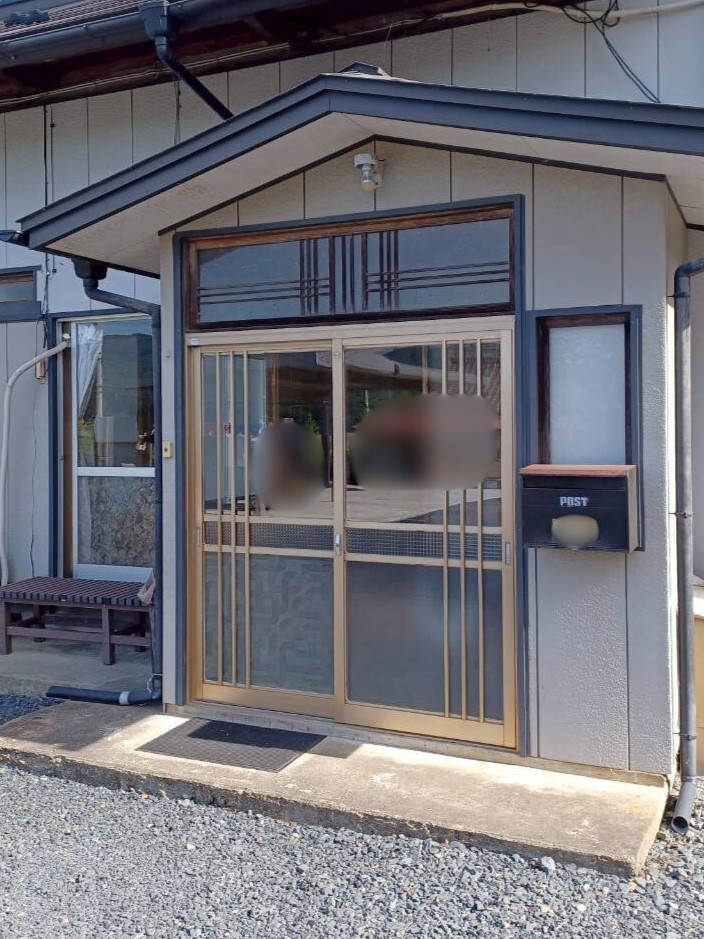 永光トーヨー住器の【気仙沼市】ピカピカの玄関へ！断熱性能の高い玄関引戸に交換しました。の施工前の写真1