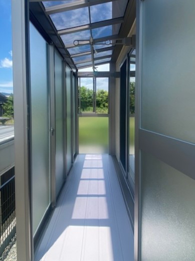 永光トーヨー住器の【気仙沼市】雨の日も花粉の季節も安心！テラス囲いを設置しました。の施工後の写真2