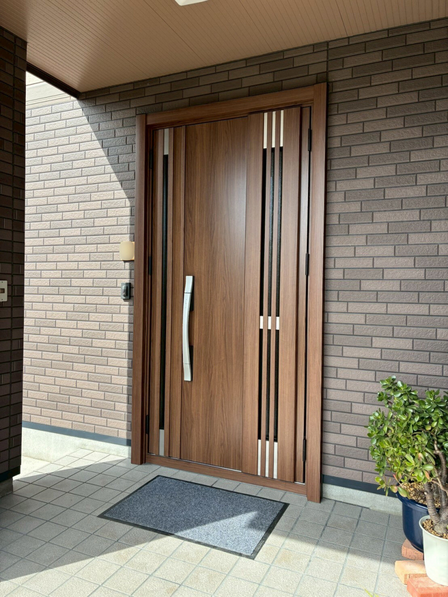 永光トーヨー住器の【気仙沼市】リモコンなどで開閉可能!便利+安心の玄関ドアに交換しました。の施工後の写真1