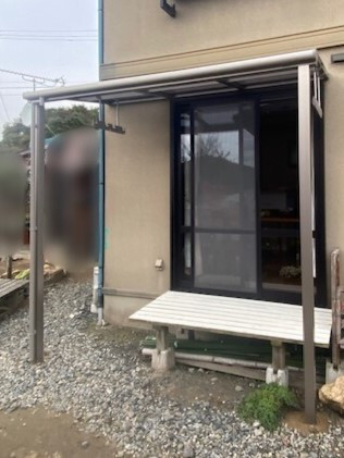 永光トーヨー住器の【一関市】雨の日も安心！テラス屋根設置で叶えた「濡れない」物干し場の施工後の写真1
