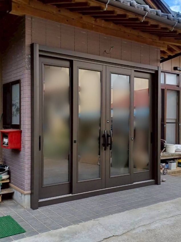 永光トーヨー住器の【気仙沼市】１dayリフォームで叶う！心地よい玄関引戸に交換しました。の施工後の写真1