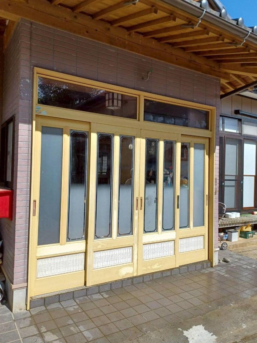 永光トーヨー住器の【気仙沼市】１dayリフォームで叶う！心地よい玄関引戸に交換しました。の施工前の写真1